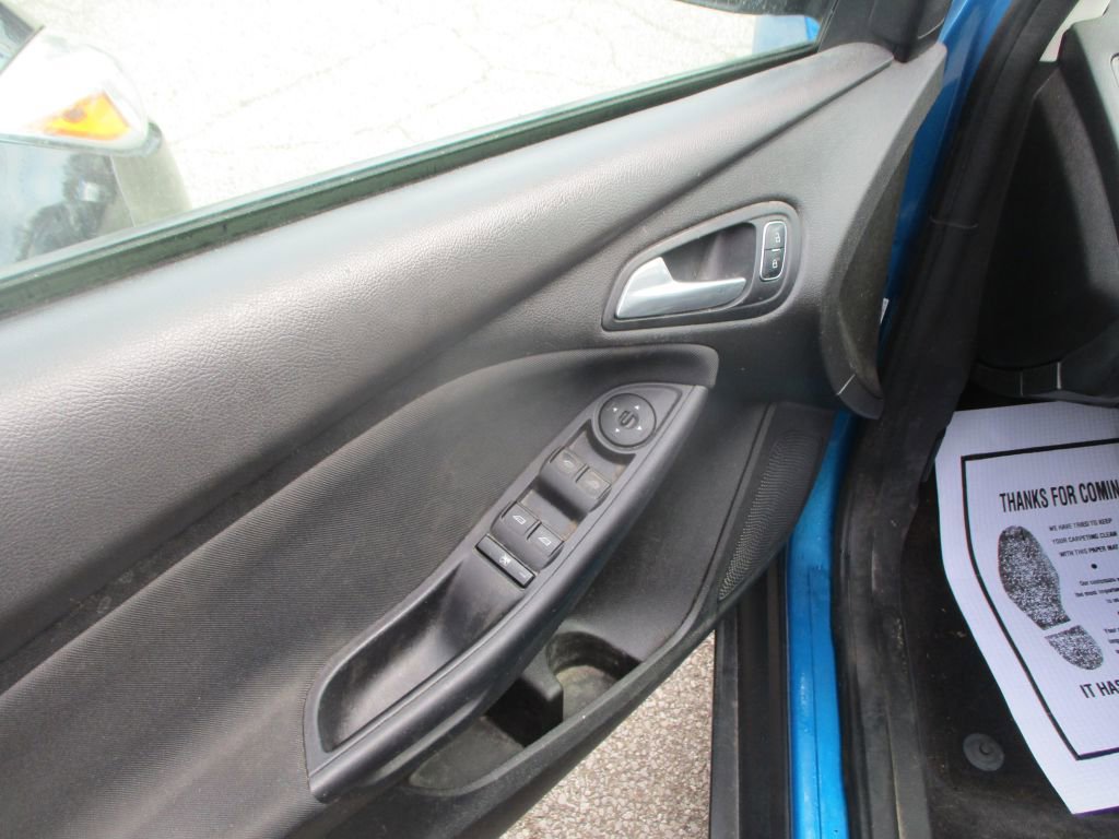 Used 2015 Ford Focus SE w/ Equipment Group 201A image 9