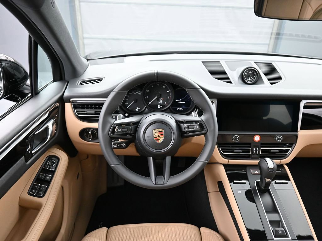 Used 2025 Porsche Macan AWD/4WD image 18