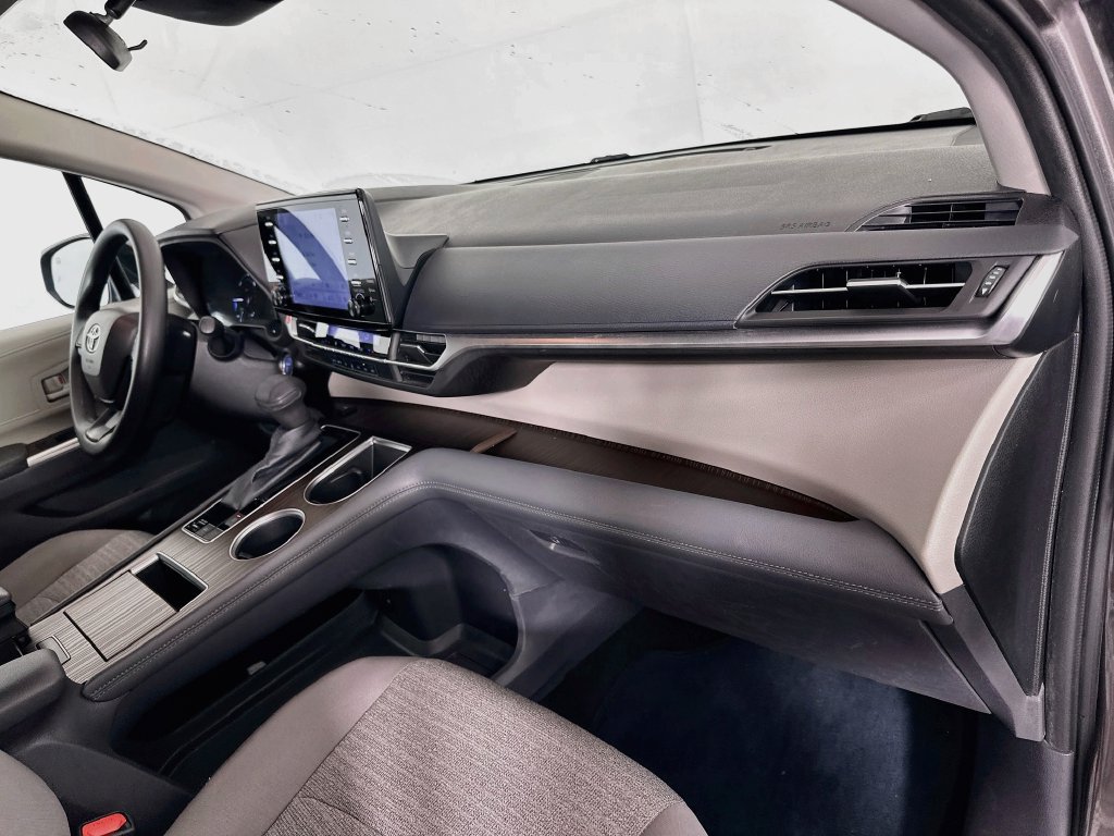 Certified 2022 Toyota Sienna LE FWD image 27
