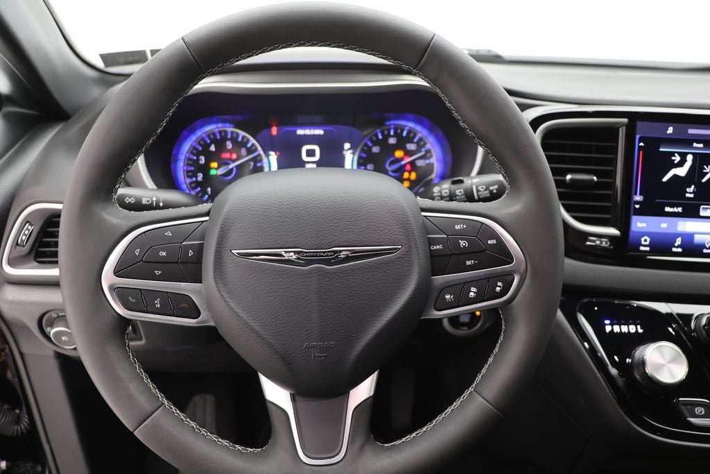 Used 2025 Chrysler Pacifica Select FWD image 16