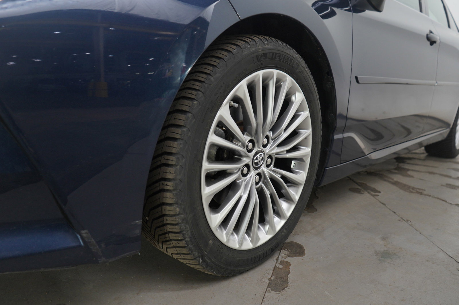 Used 2019 Toyota Avalon Limited image 23