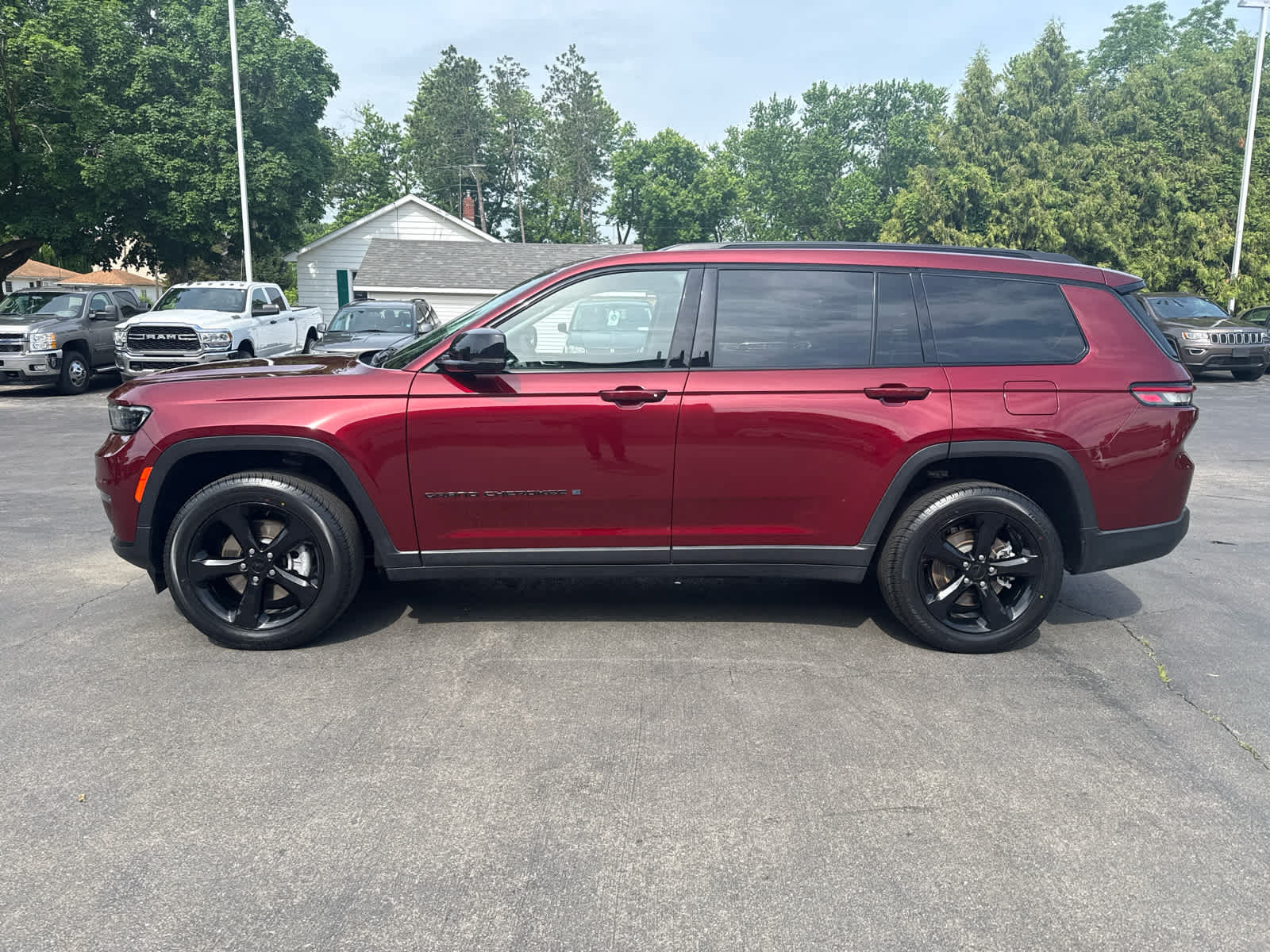Used 2023 Jeep Grand Cherokee L Limited w/ Black Appearance Package AWD/4WD image 6