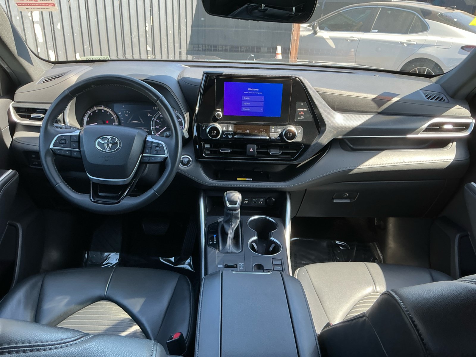 Used 2023 Toyota Highlander XSE FWD image 17