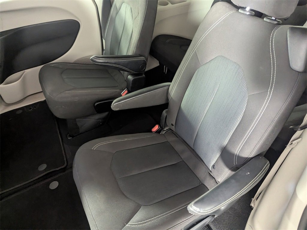 Used 2023 Chrysler Voyager LX image 14