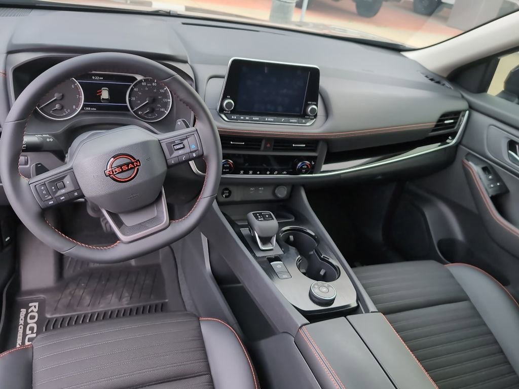 Used 2025 Nissan Rogue SV image 11