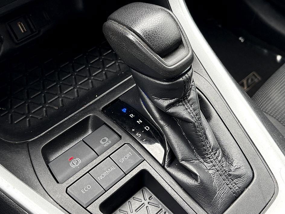 Used 2021 Toyota RAV4 LE image 23