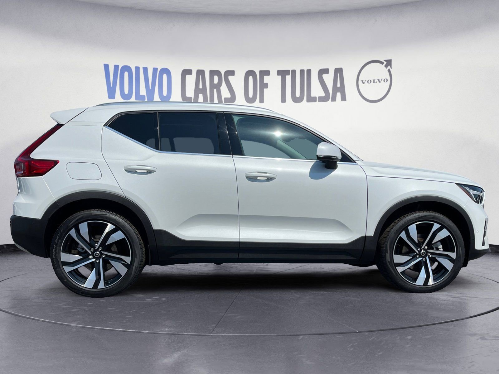Used 2025 Volvo XC40 B5 Plus w/ Protection Package Premier image 6