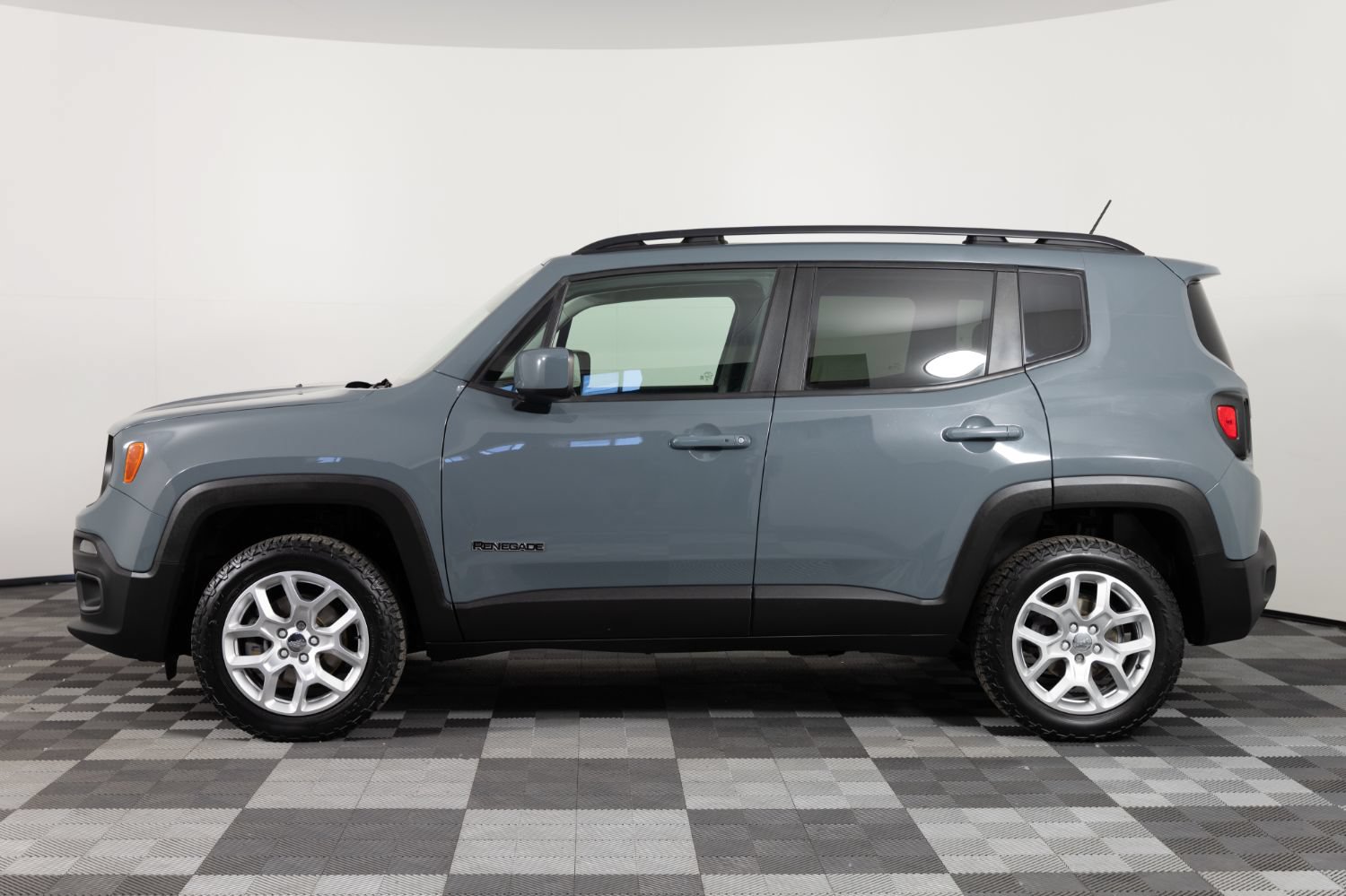 Used 2017 Jeep Renegade Latitude w/ Trailer Tow Group AWD/4WD image 3