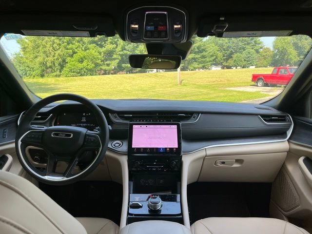 Used 2025 Jeep Grand Cherokee Limited AWD/4WD image 10