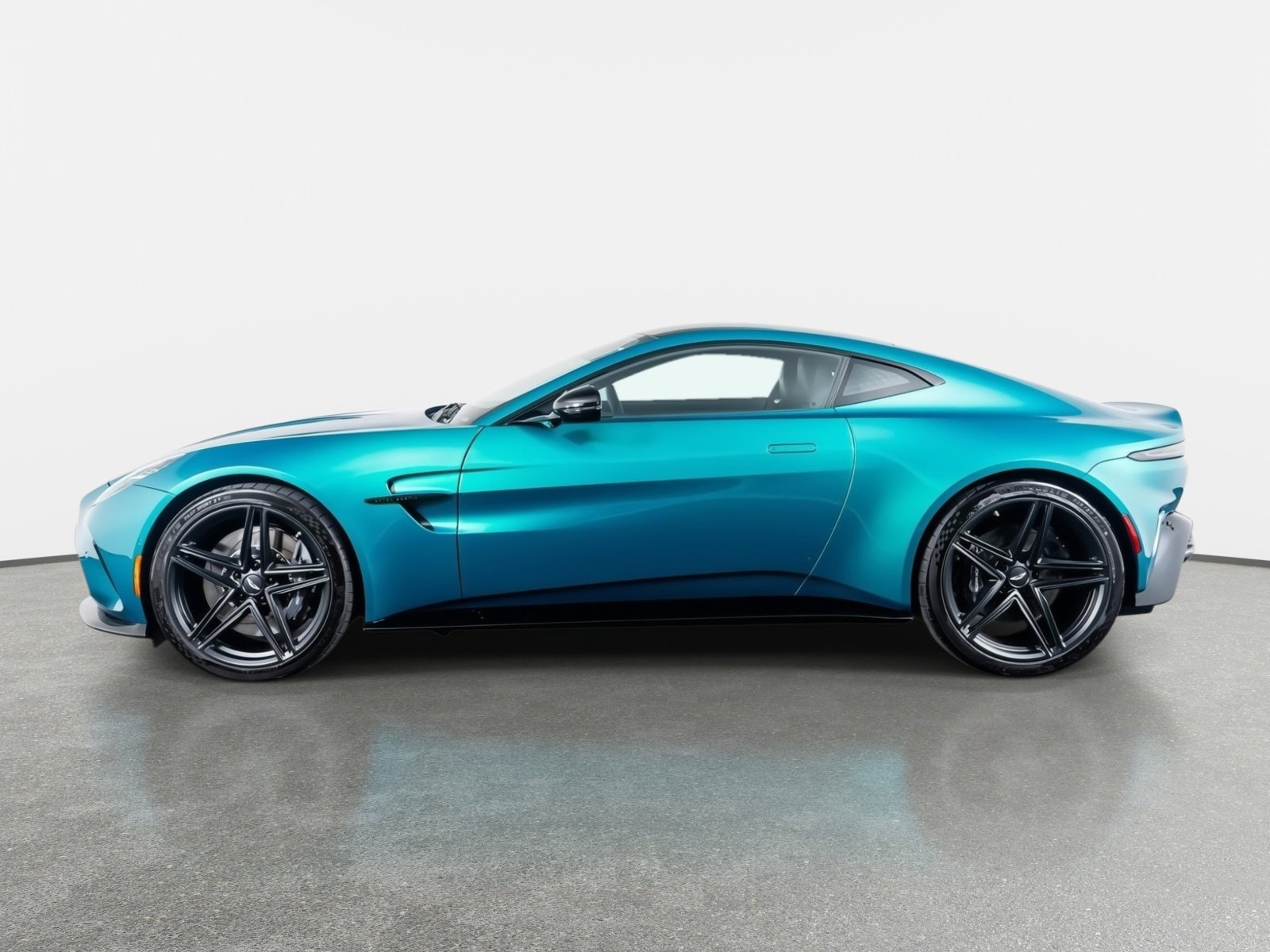 Used 2025 Aston Martin V8 Vantage Coupe image 17