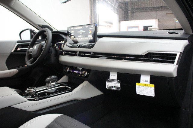 New 2026 Mitsubishi Outlander SE image 17