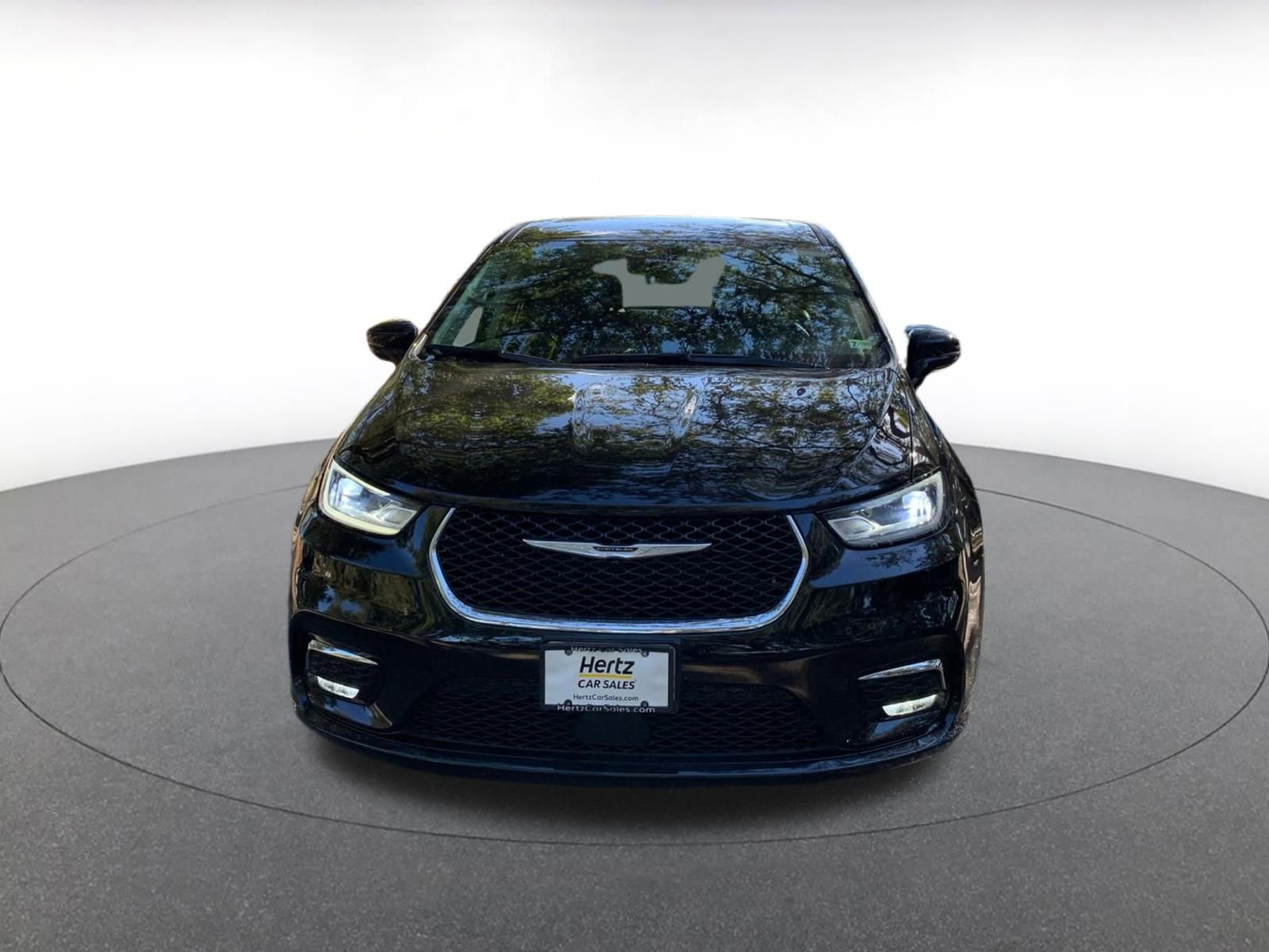 Used 2024 Chrysler Pacifica Touring-L image 2