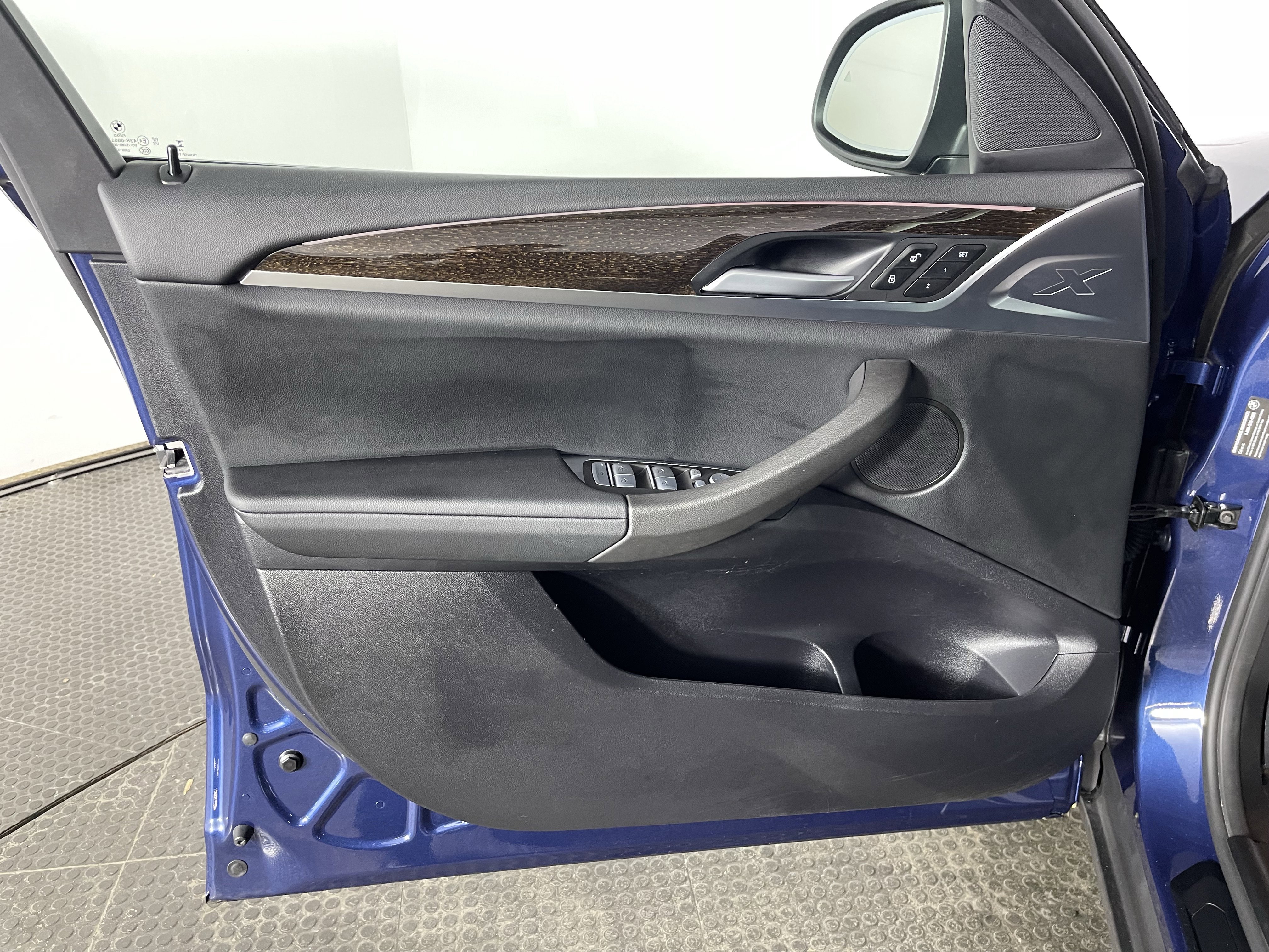 Certified 2025 BMW X4 xDrive30i image 10