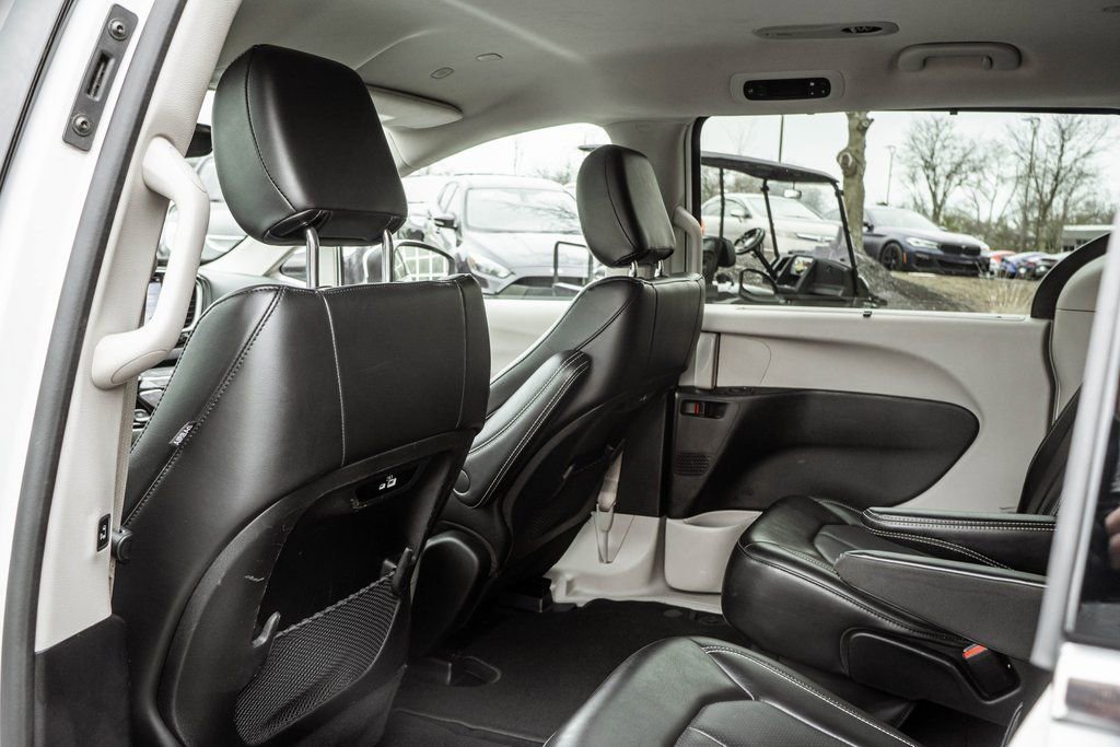Used 2023 Chrysler Pacifica Touring-L FWD image 33
