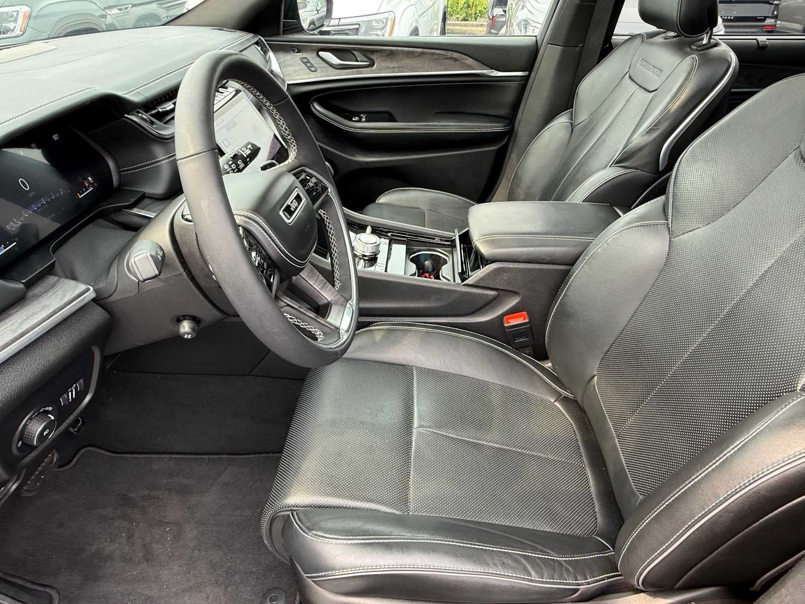 Used 2024 Jeep Grand Cherokee L Overland w/ Luxury Tech Group IV AWD/4WD image 15