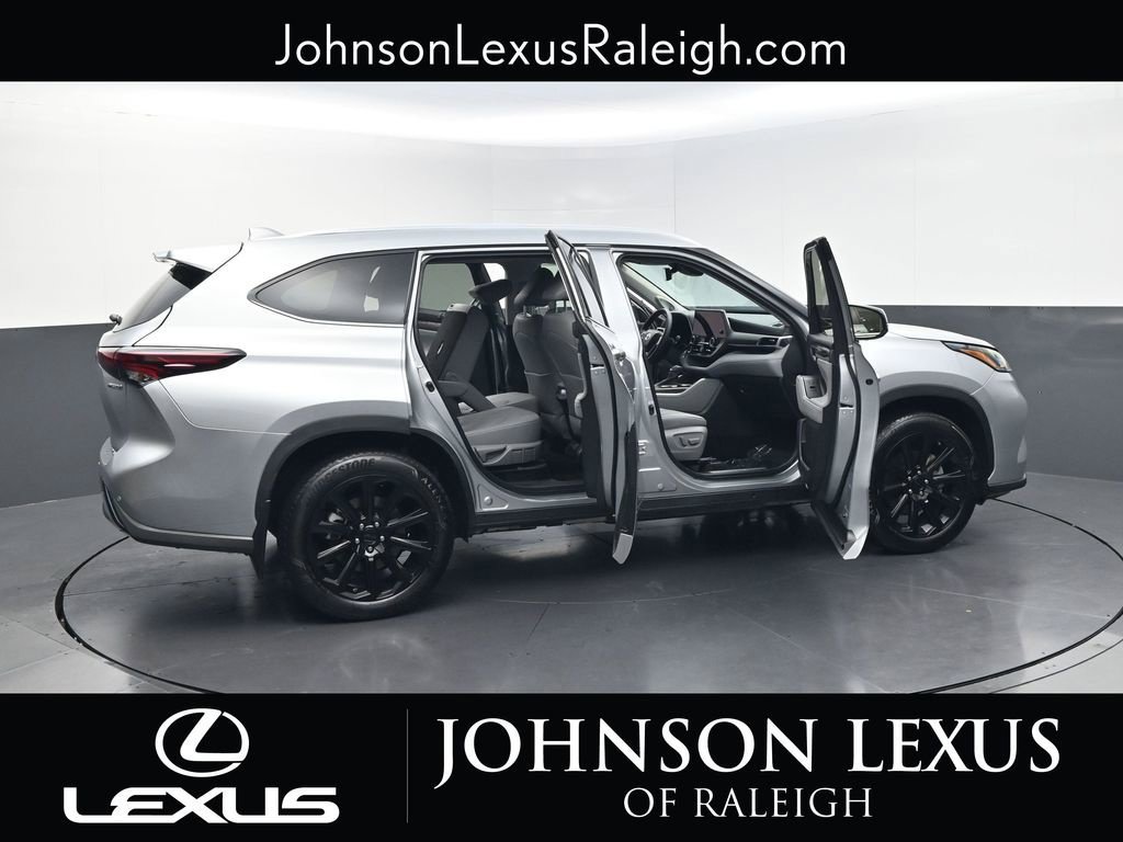 Used 2024 Toyota Highlander Limited AWD/4WD image 31