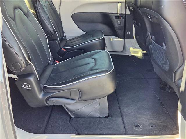 Used 2023 Chrysler Pacifica Limited image 22