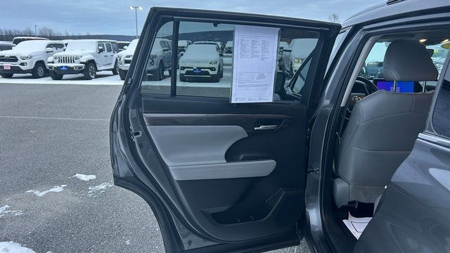 Used 2023 Toyota Highlander Limited image 34