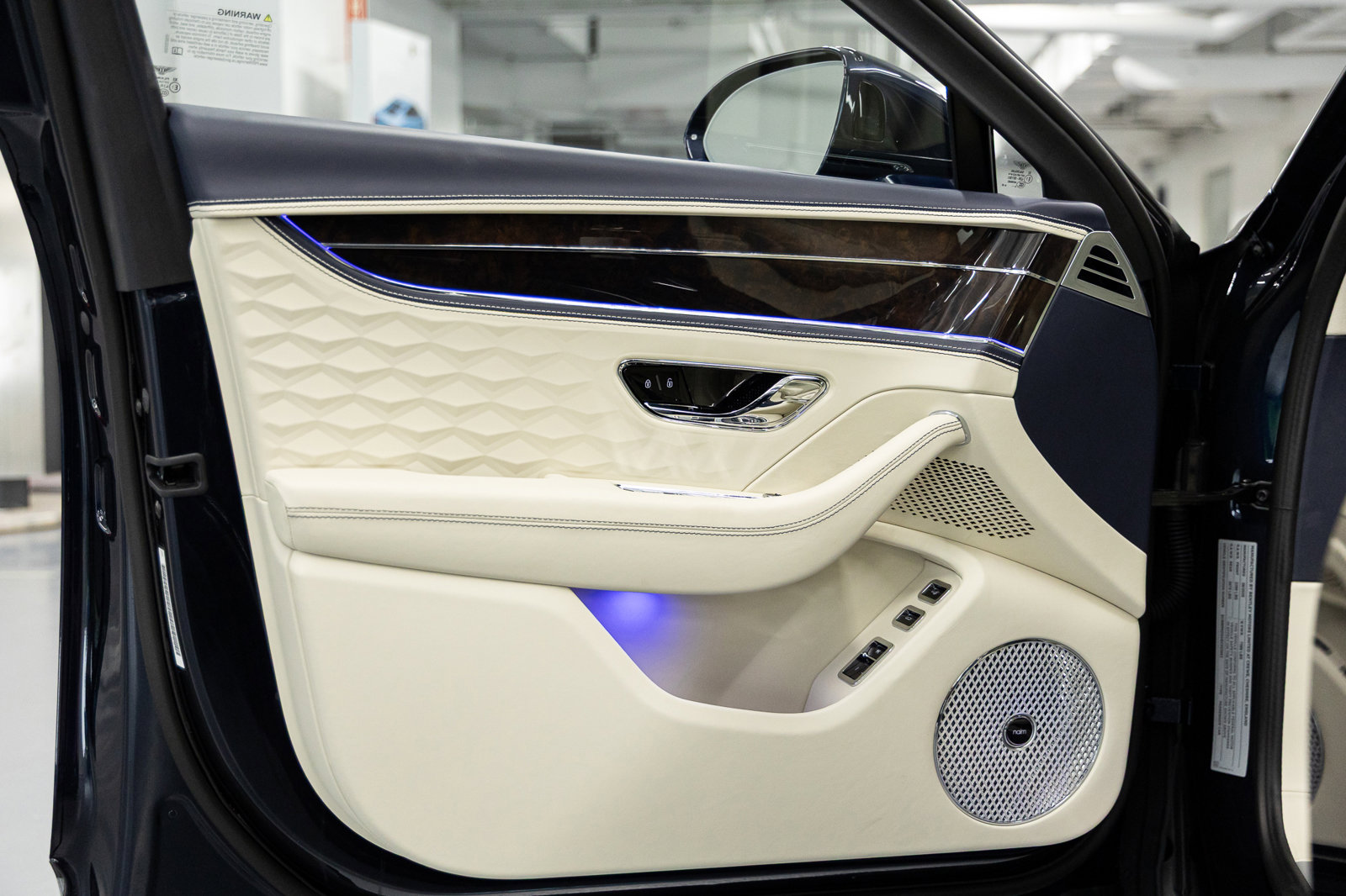 Certified 2025 Bentley Flying Spur Plug-In Hybrid AWD/4WD image 23