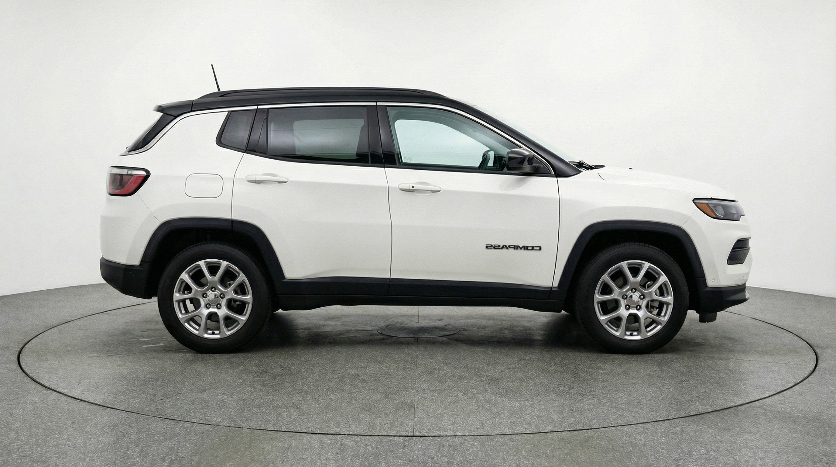 Used 2025 Jeep Compass Limited AWD/4WD image 11