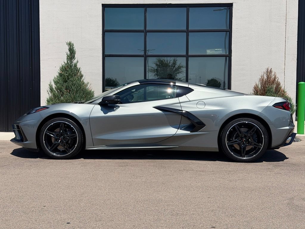 Used 2023 Chevrolet Corvette Stingray Preferred Cpe w/ Body-Color Dual Roof Package RWD image 2