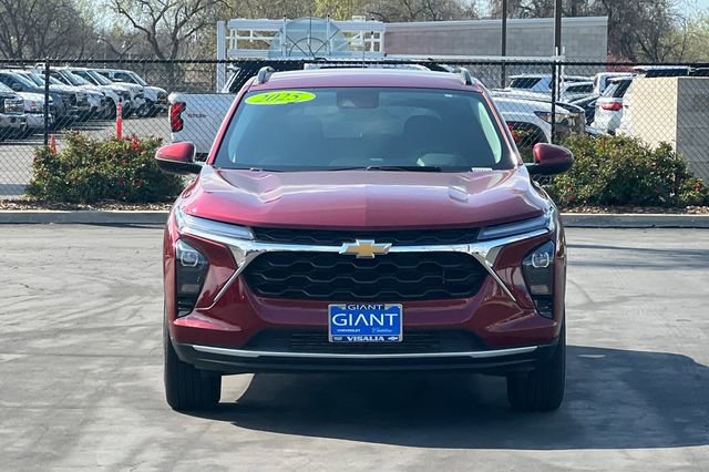 Used 2025 Chevrolet Trax LT w/ LT Convenience Package image 9