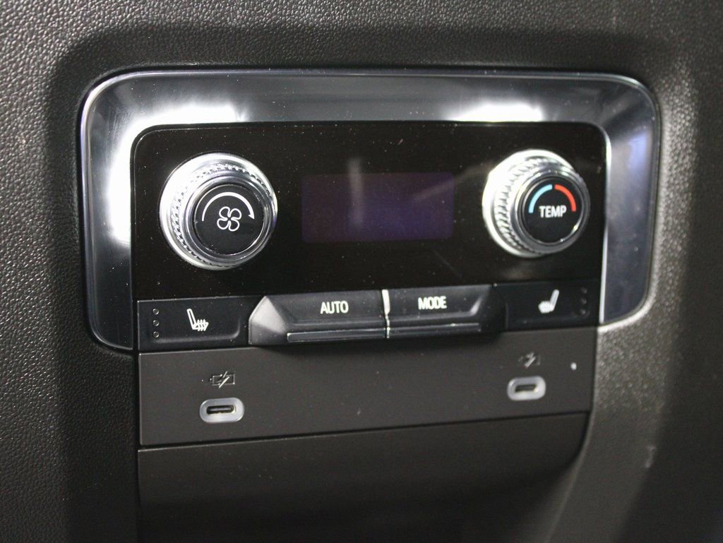 Used 2024 GMC Yukon XL SLT w/ SLT Luxury Package image 11