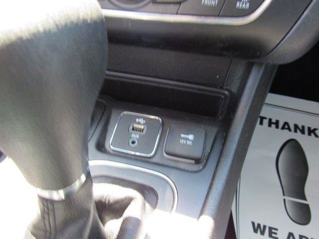 Used 2019 Jeep Cherokee Latitude w/ Popular Appearance Group AWD/4WD image 30