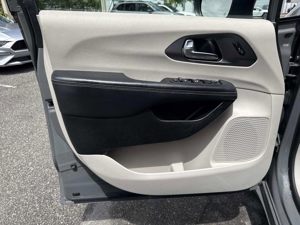 Used 2023 Chrysler Pacifica Touring-L FWD image 22