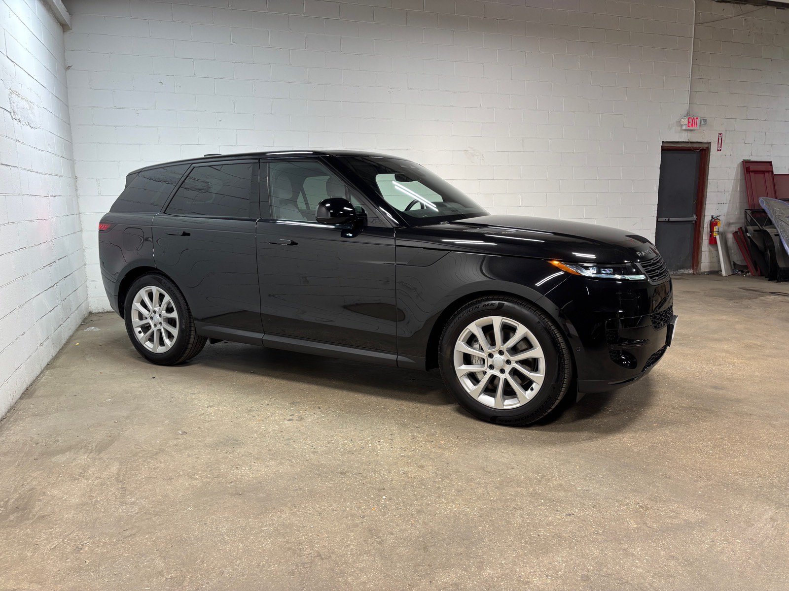 Used 2025 Land Rover Range Rover Sport AWD/4WD image 5