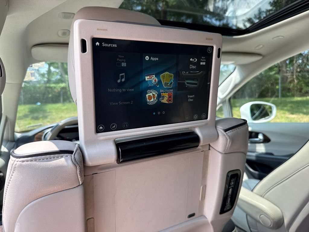 Used 2021 Chrysler Pacifica Limited w/ Uconnect Theater Family Group FWD image 26