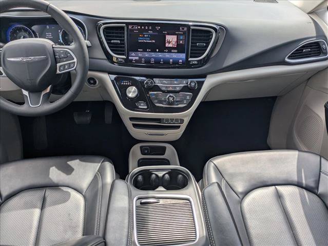 Used 2023 Chrysler Pacifica Touring-L FWD image 16