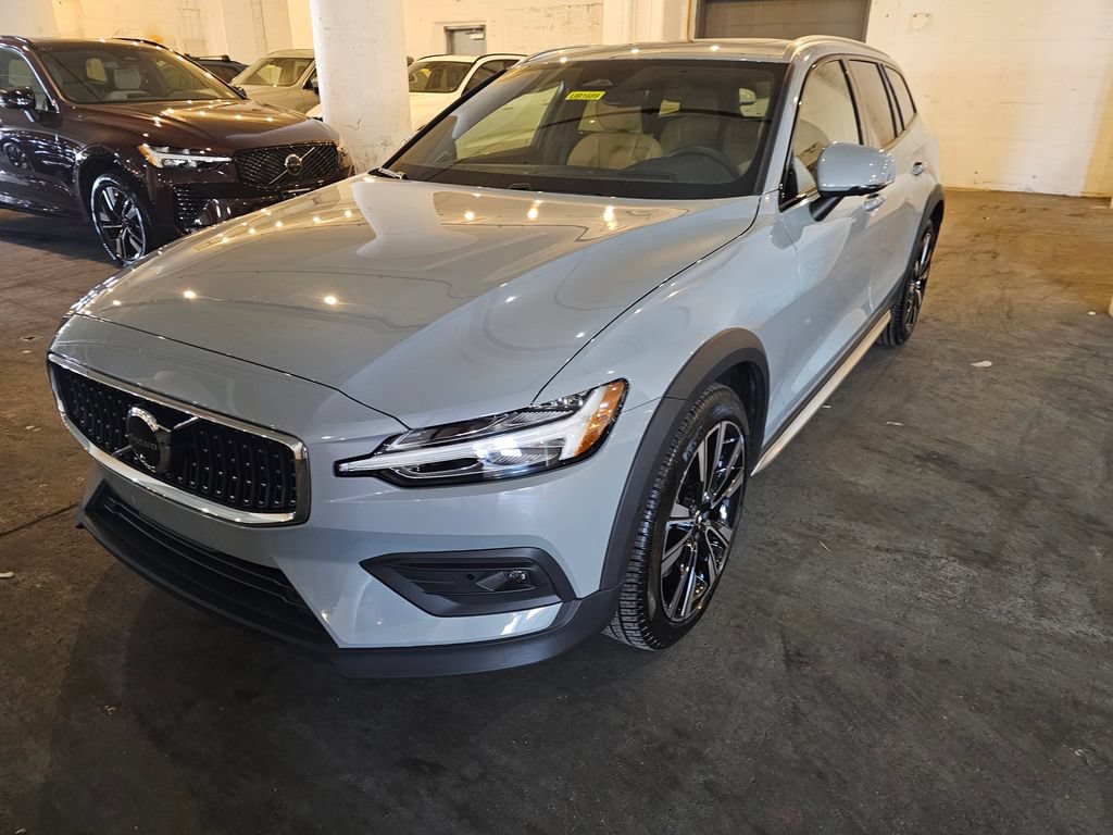 Certified 2025 Volvo V60 B5 Cross Country Ultra AWD/4WD image 1