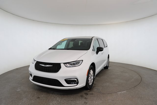 Used 2024 Chrysler Pacifica Touring-L image 32