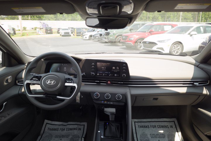 New 2026 Hyundai Elantra SE FWD image 18