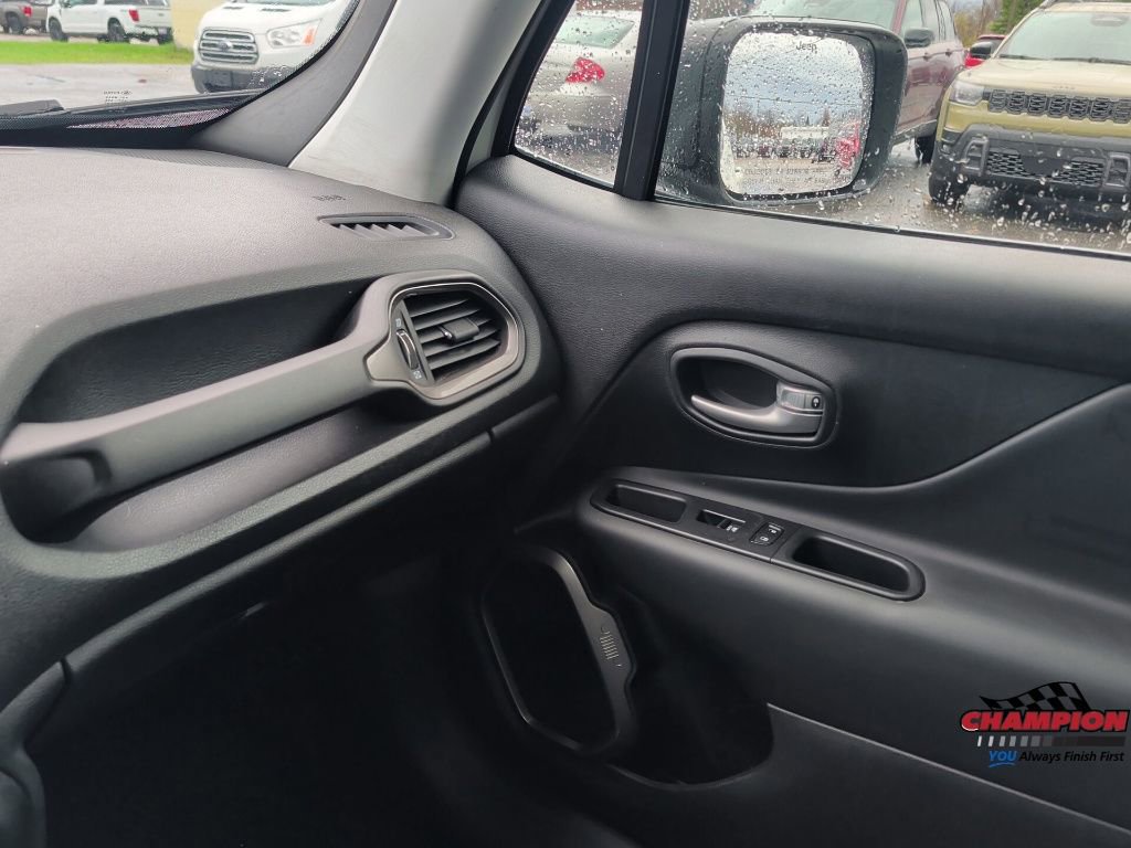 Used 2023 Jeep Renegade Latitude image 16