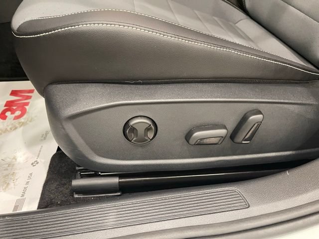 Used 2025 Volkswagen Jetta SE FWD image 9