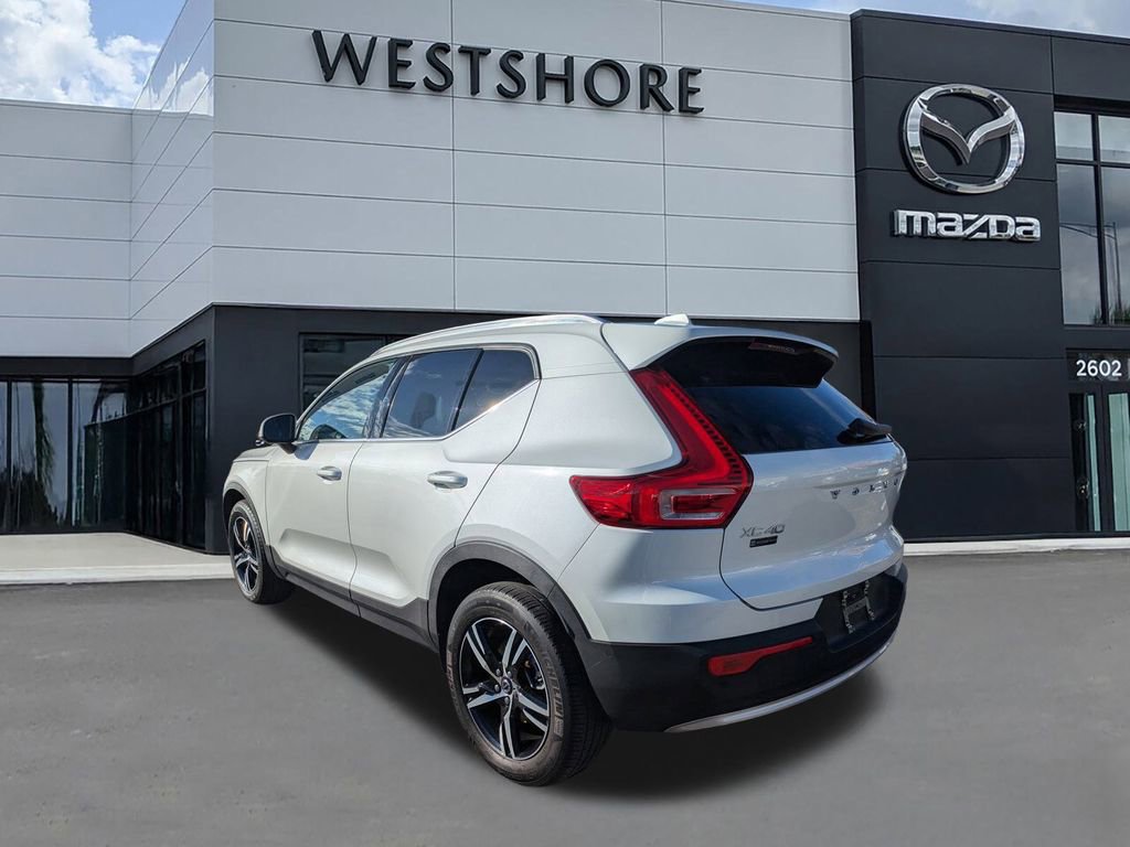 Used 2023 Volvo XC40 B5 Plus image 6