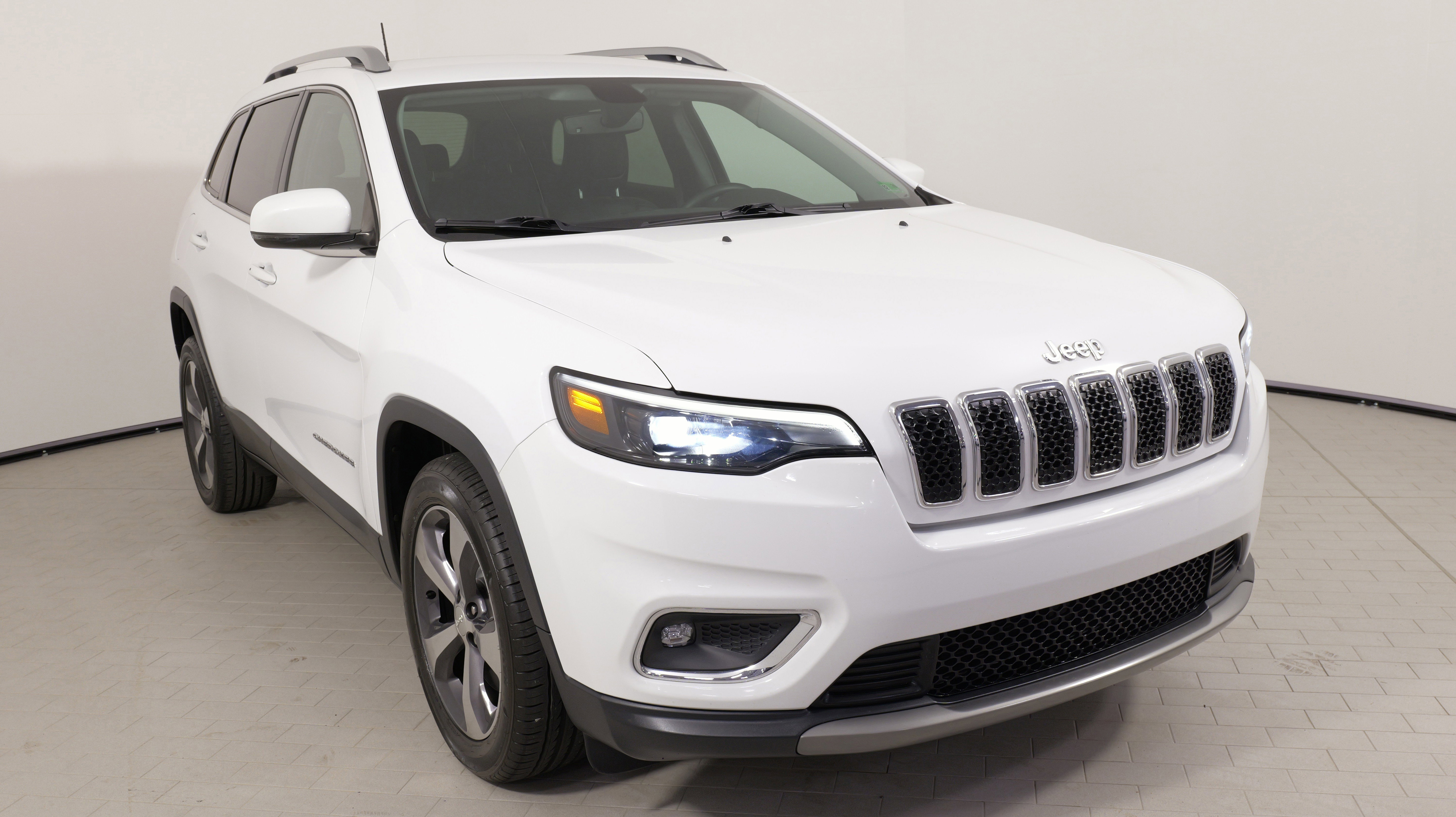 Used 2019 Jeep Cherokee Limited image 6