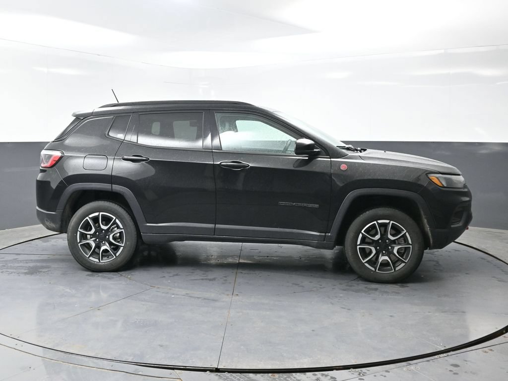 Used 2024 Jeep Compass Trailhawk AWD/4WD image 3