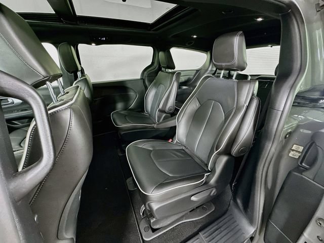 Used 2025 Chrysler Pacifica Premium FWD image 4