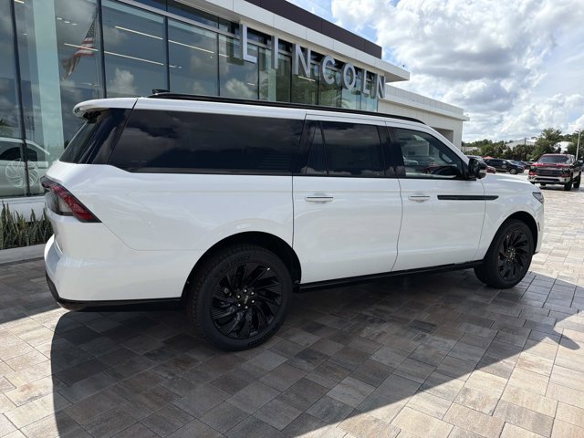New 2026 Lincoln Navigator L Reserve w/ Jet Appearance Package AWD/4WD image 2
