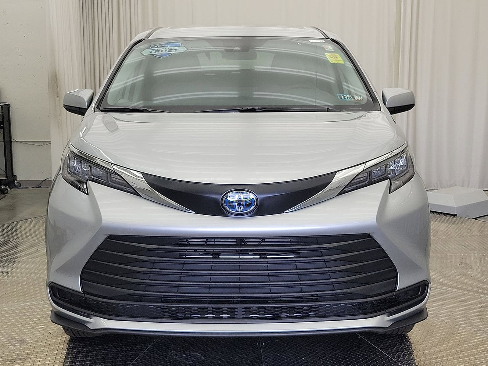 Used 2024 Toyota Sienna LE FWD image 28