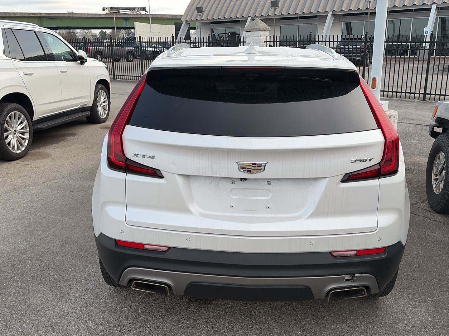 Used 2022 Cadillac XT4 Premium Luxury w/ Enhanced Visibility Package FWD image 8