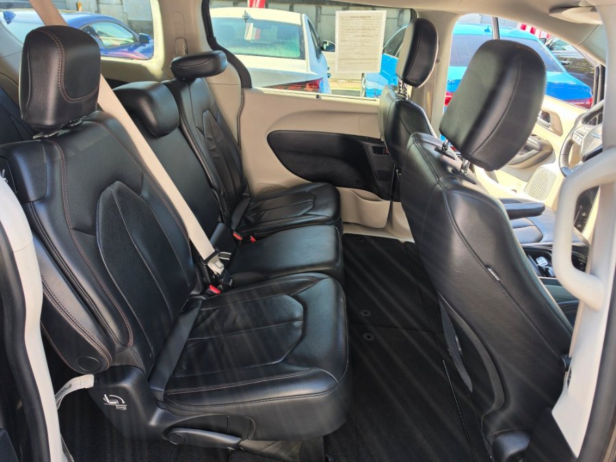 Used 2017 Chrysler Pacifica Touring-L FWD image 39