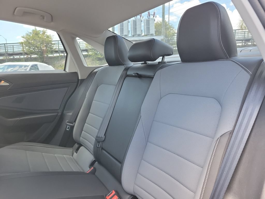 Certified 2025 Volkswagen Jetta SE w/ Sunroof Package FWD image 9