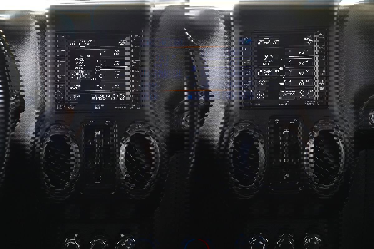 Used 2018 Jeep Wrangler Unlimited Sport image 15