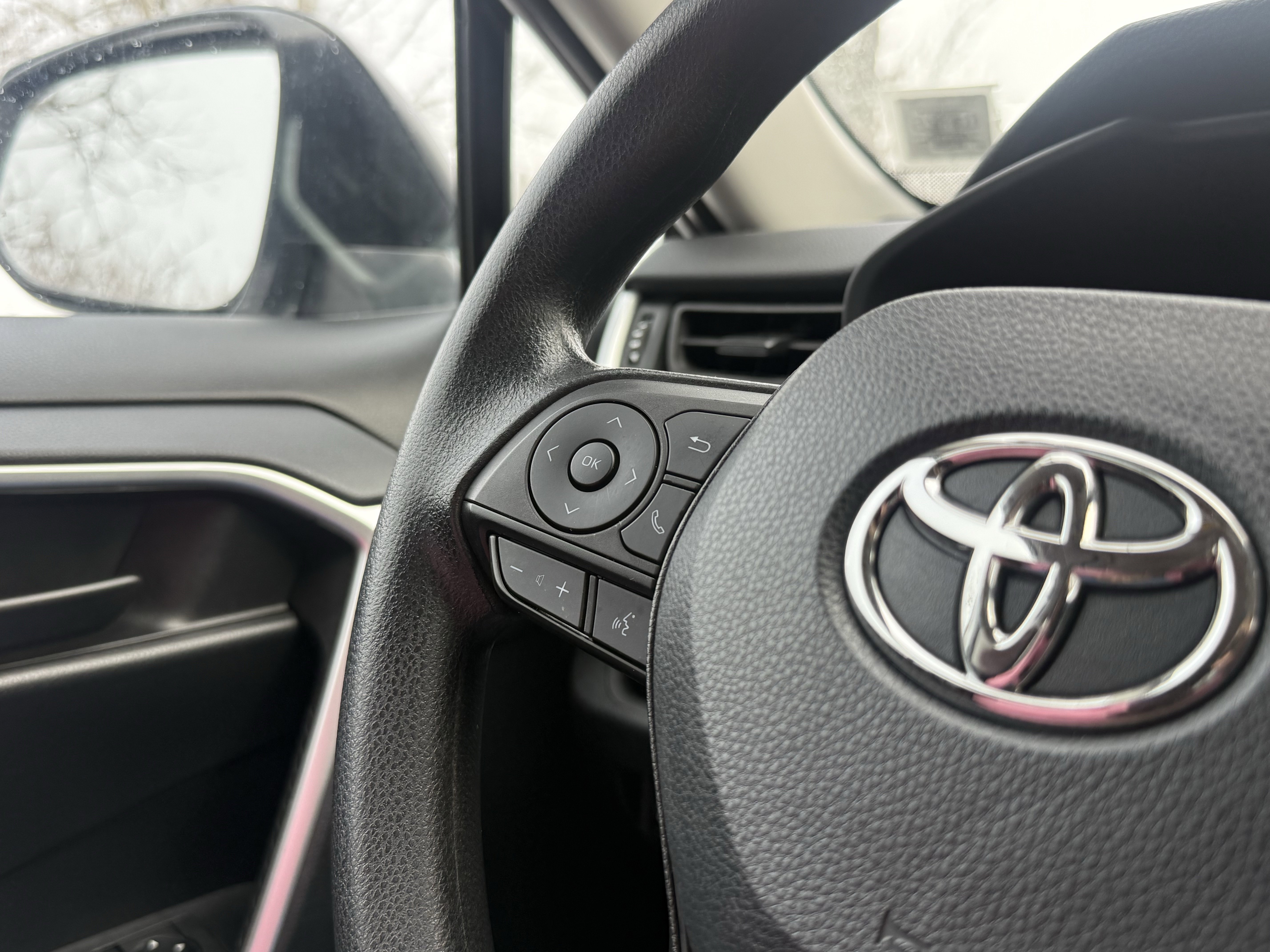 Used 2022 Toyota RAV4 LE image 16