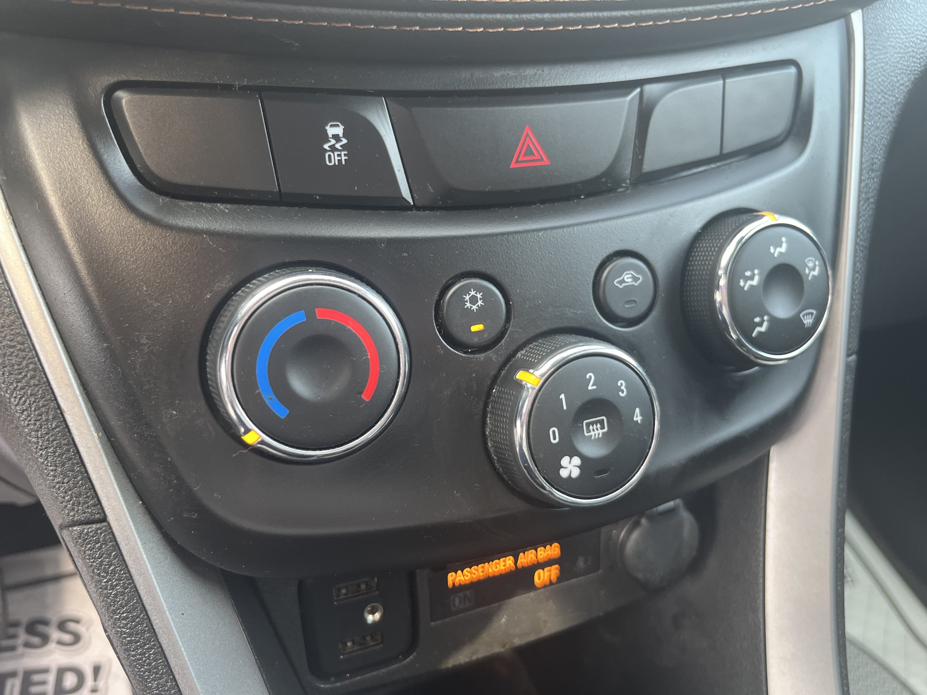 Used 2020 Chevrolet Trax LT w/ LT Convenience Package AWD/4WD image 24