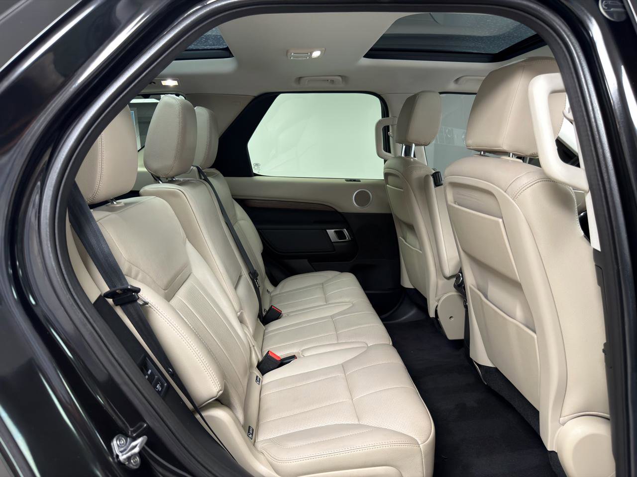 Used 2017 Land Rover Discovery HSE image 31